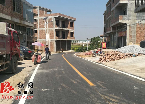 新田新闻网(通讯员:王承贵)近日,大型摊铺机隆隆作响,三井镇三井居委