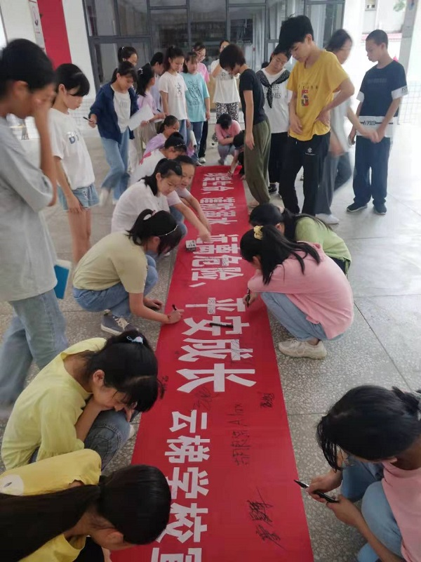 6月30日上午,新田县云梯学校再次开展了以"珍爱生命,预防溺水"为