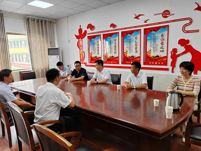 唐清林部长到龙泉一小走访慰问_副本.jpg