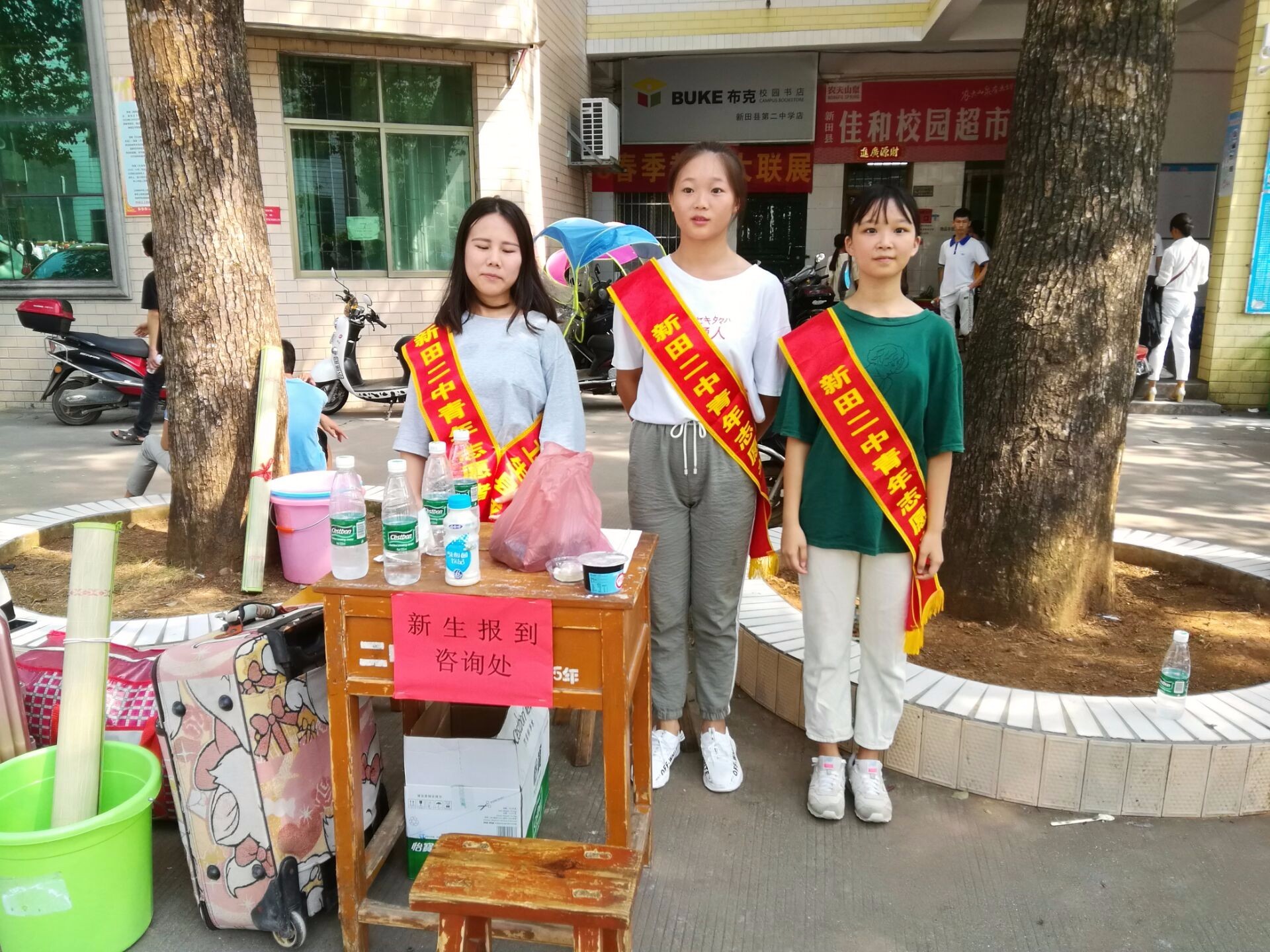 新田二中志愿者微笑绽放迎新文明风