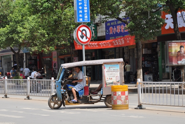 工作动态      随着时代的进步,俗称"慢慢游"的载人三轮摩托车由于其