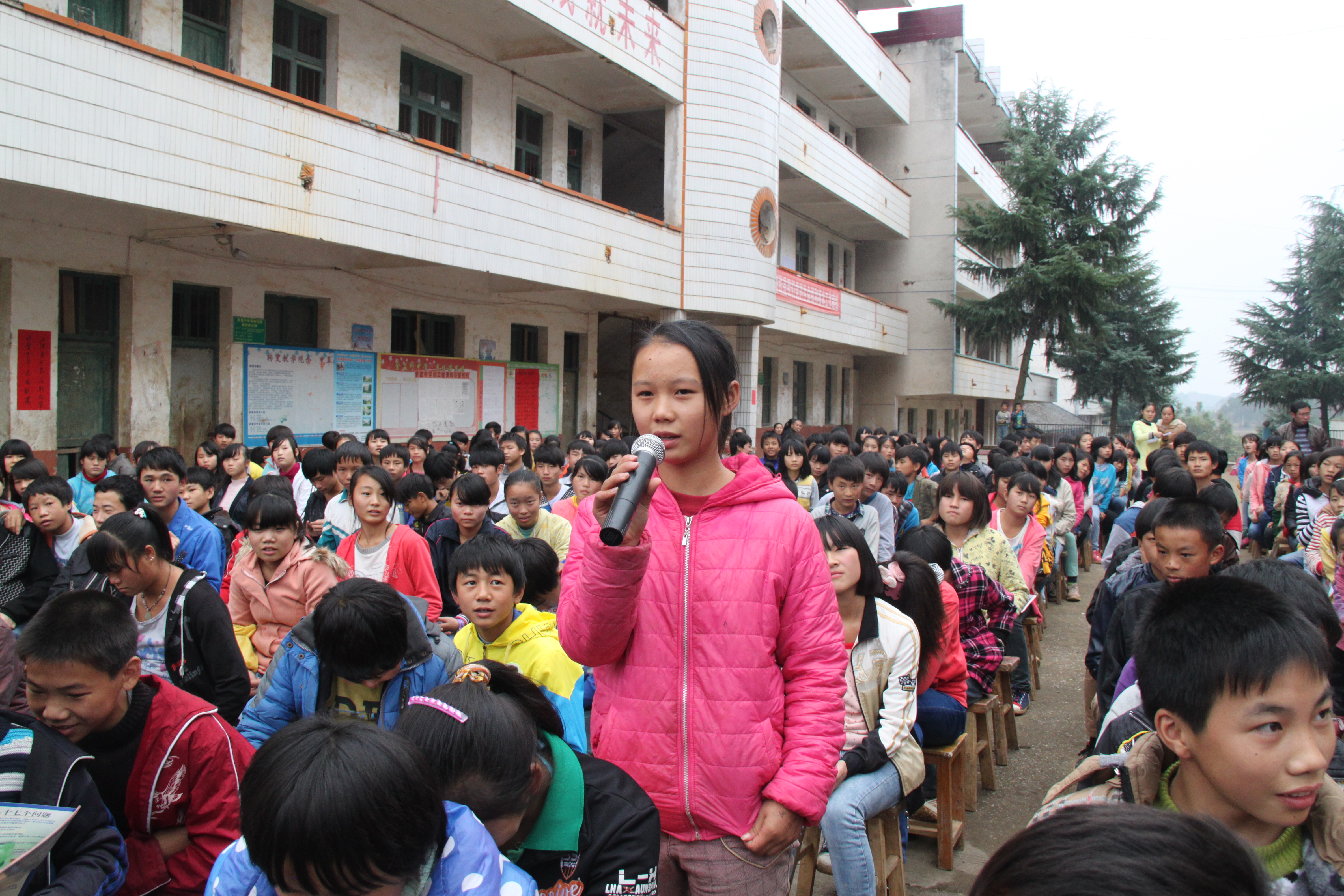 近日,新田法院在金盆中学开展了以 "关爱留守青少年,传递法治正能量"