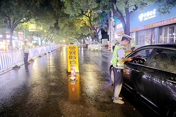 交警雨夜查车.jpg