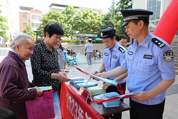 民警向群众发放宣传资料。3_副本.jpg