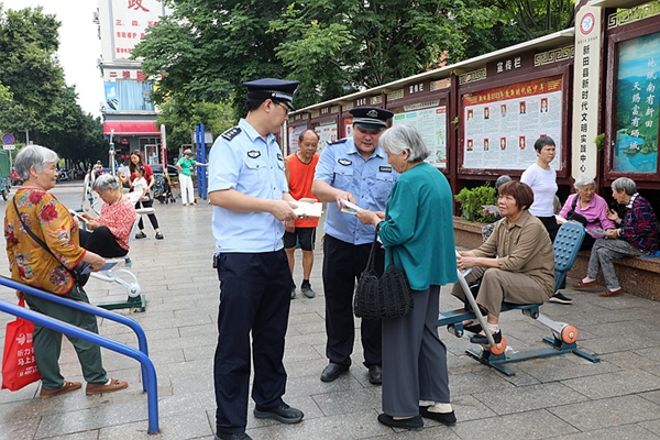 民警向群众宣传。1_副本.jpg