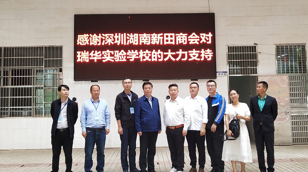 5月21日,湖南深圳新田商会将近10万元爱心捐赠的服装运抵新田县瑞华