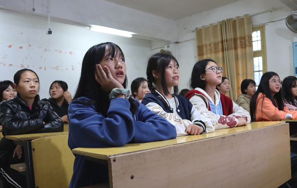 冷水井学校开展女生青春期健康教育讲座