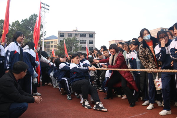 新田二中举行绽放青春强国有我拔河比赛