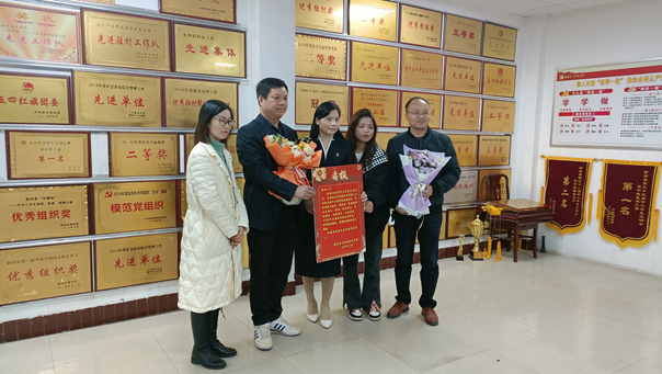 新田二中优秀毕业生盛爱芳获国家励志奖学金回母校报喜