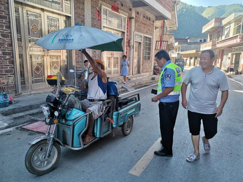 门楼下村开展交通安全劝导周活动