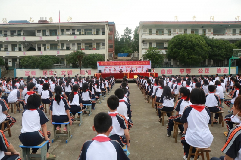 真情送温暖助学暖人心新圩中心小学举行爱心助学捐赠仪式